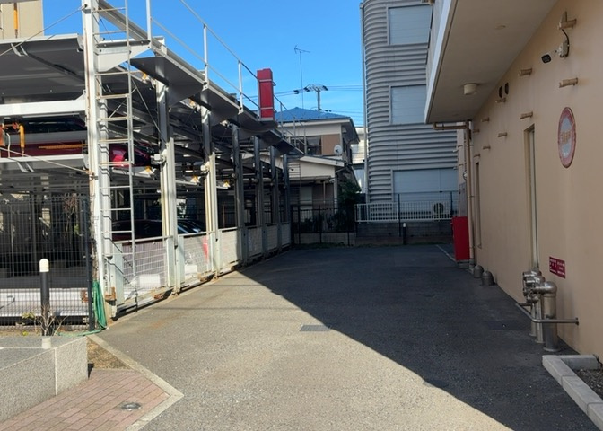 駐車場と明記されていても、最小スペースでつくられた駐車場だと大型車は駐車できなかったり、出入りしにくくなったりする可能性があります。お車のサイズと購入したい物件の駐車場のサイズを現地で確認しましょう。