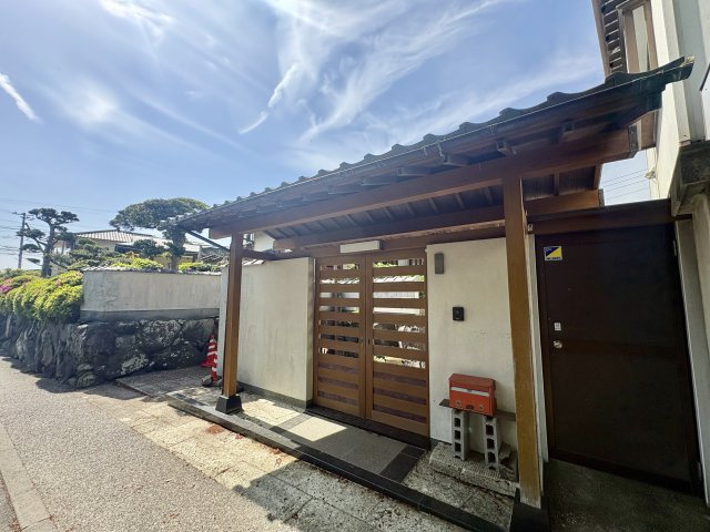 家の前には冠木門があり、和の趣を感じさせる落ち着いた佇まいが住まい全体に上品な印象を与えます。