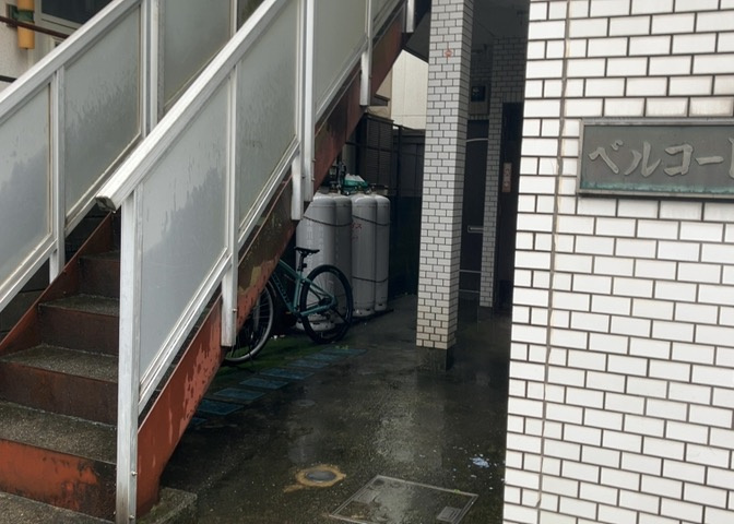 物件によっては、入居者が個人的に使用できる専用庭がついているものもあります。また、住宅の中にある土間の部分を庭と呼ぶこともあります。庭の用途は住む人によって変わり、それによってデザインもさまざまです。