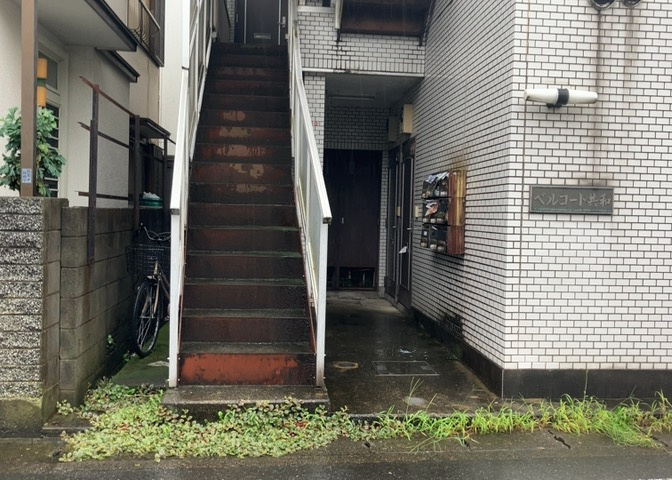 中庭（パティオ）とは、一つの建築物の内部に設けられた、壁などで囲われている庭のことを指します。コの字型、ロの字型が主流ですが、L字型の中庭もあります。最近では、インテリア性の高さからも人気があります。