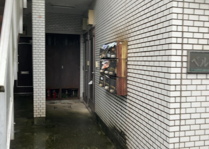 受付はマンションコンシェルジュがいる場合もあれば、管理人が滞在する小部屋を総称して呼ぶことがあります。主にエントランスに設置されていることから、防犯面でも期待ができます。防犯設備がない場合はより安心！
