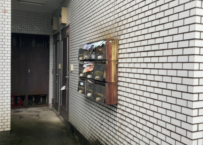 エントランス付近に設置されている集合ポストは、住んでいる部屋と離れているため、ポストをあさるなど誰かに何かされていても被害に気づきにくいです。入居する時には他人に特定されにくい番号で鍵をかけましょう！