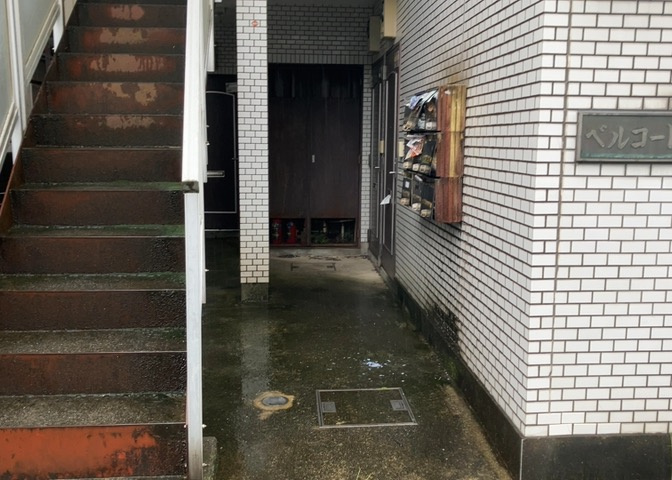 共用部分は、一棟の建物に住む区分所有者全員が共同で所有するとし、共用部分の管理、補修などは、区分所有者で形成される管理組合が行います。個人の判断で勝手に変更することはできませんので覚えておきましょう。