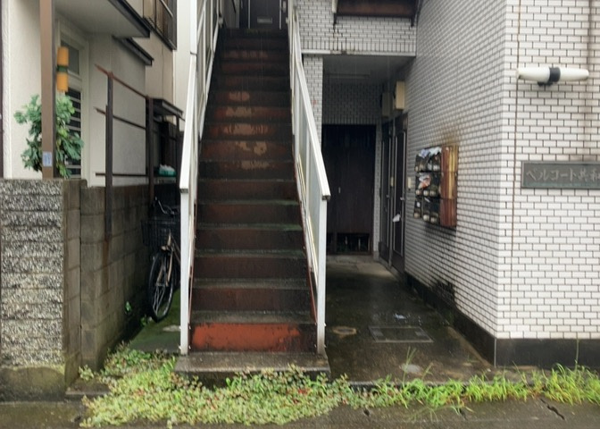 共有部分は、住民なら誰もが使える設備のこと。例えば駐車場やエレベーター、インターネット設備、セキュリティ設備などがあります。他にも、マンションの廊下・外部階段やエントランス・ゴミ置き場などがあります。