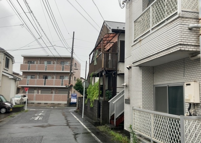 隣家の土地はどうなっているのか、生活利便施設が近くにあるのか、学校まで近いかなど、お客様のライフスタイルにあわせたイメージが重要です。また、近くにあると困る施設が近くにないかも確認するといいでしょう。