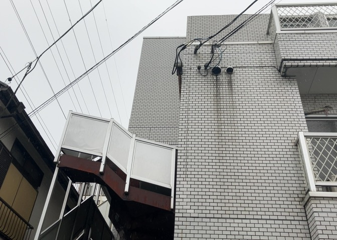 道幅が広い場所は日当たりや風通が良好です。幅が広いのですれ違いも可能ですし大きな車でも駐車可能！一方で、大型車が通ることも多くなるため交通量の増加により騒音に繋がります。また土地の値段が高くなります。