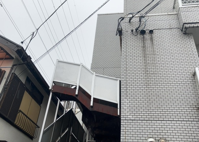 ＲＣ造、Reinforced　Concreteは直訳すると補強されたコンクリートです。主に柱や梁・床・壁が鉄筋とコンクリートで構成おり、鉄筋を組んだ型枠にコンクリートを流し込んで固めたものを指します。