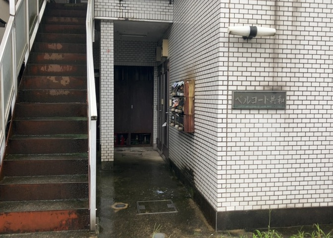 玄関は家の顔でもあり、家族以外の目にも止まる場所です。玄関は外との間を仕切る扉、靴などをしまっておく収納スペース、靴脱ぎのたたきスペース、来客とのやり取りをするドアホンなど複数のアイテムからなります。