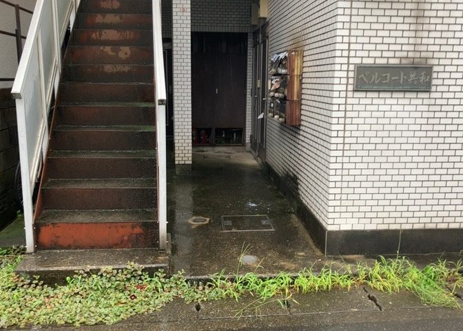 共有部分は、住民なら誰もが使える設備のこと。例えば駐車場やエレベーター、インターネット設備、セキュリティ設備などがあります。他にも、マンションの廊下・外部階段やエントランス・ゴミ置き場などがあります。