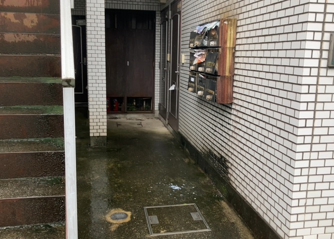 共用部分は、一棟の建物に住む区分所有者全員が共同で所有するとし、共用部分の管理、補修などは、区分所有者で形成される管理組合が行います。個人の判断で勝手に変更することはできませんので覚えておきましょう。
