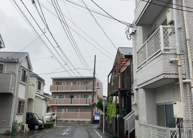外観はマンション管理がされているかの目安になります。築年数が古いと、壁面は劣化してひび割れが生じることも！建物が古びていても細かいところが修繕されていると、きちんと管理されているなぁと感じるでしょう。