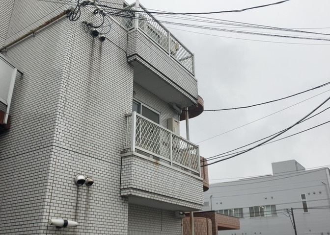 一般的なバルコニーは、奥行1.5ｍ程ですが、ワイルドバルコニーは2ｍまで広がっています。そのため洗濯物の間隔をあけ干すことができ、乾きやすいというメリットや、ガーデニングが楽しめる等の特徴があります。