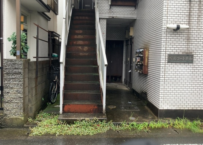 駐車場と明記されていても、最小スペースでつくられた駐車場だと大型車は駐車できなかったり、出入りしにくくなったりする可能性があります。お車のサイズと購入したい物件の駐車場のサイズを現地で確認しましょう。