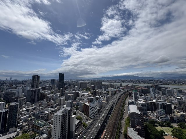 【物件からの眺望】阪神高速や淀川、その向こうの六甲山まで見渡せます。