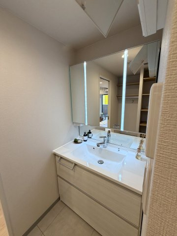 顔に影をつくらない縦型ツインLED照明付き！洗練された洗面化粧台。お出かけ前のメイクや身だしなみチェックがしやすく、毎朝の準備を心地よくサポートしてくれます。