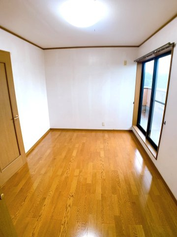 2階中央の約6帖の洋室