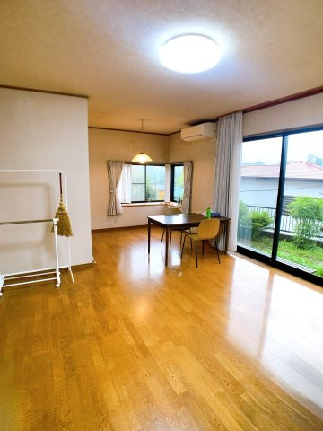 大きな窓から柔らかな陽射しが射し込む約13.2帖のリビングダイニング