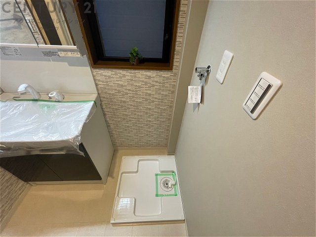 洗濯物の仕分け作業がしやすく、整理整頓が容易になります。洗濯音や湿気を他の部屋に持ち込まず、生活環境を快適に保ちます。上部を活用すれば収納スペースを確保でき洗剤や洗濯用品の整理もしやすくなります。