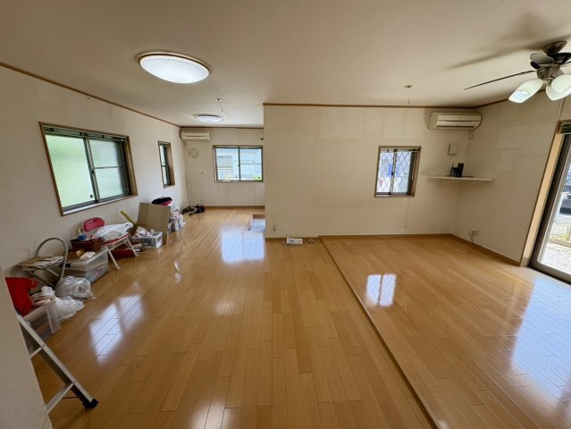 1階事務所部分。居室としても使用可能。2世帯住宅として使用も可能です。