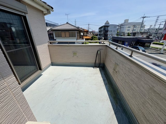広々としてます。水栓も完備。