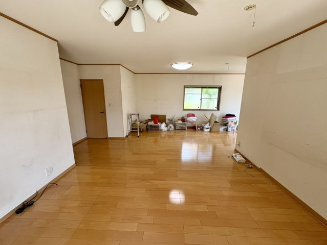 1階事務所部分。居室としても使用可能。2世帯住宅として使用も可能です。