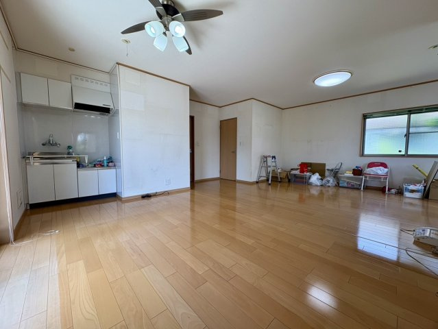 1階事務所部分。居室としても使用可能。2世帯住宅として使用も可能です。