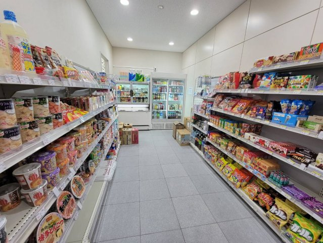 【ショップ】朝9時半～夕方5時半まで営業！マンション内で日用品や食べ物などのお買い物が可能です！
