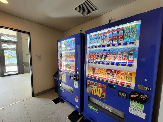 【ベンダーコーナー】ガーデンカフェ前の自動販売機です！24時間気軽にドリンクを購入できます！