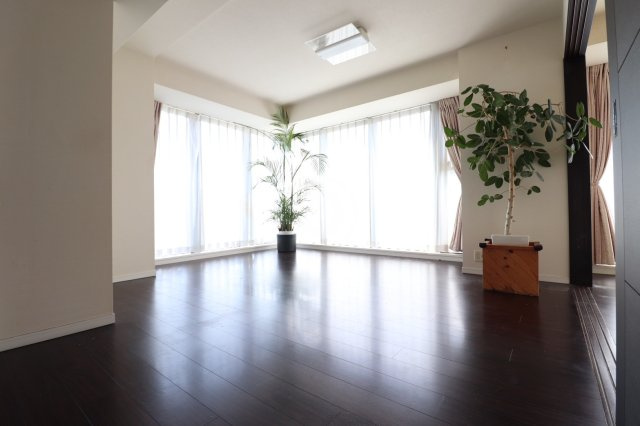 【リビングダイニング】窓からたくさんの陽が差し込み、お部屋全体がとても明るく、暖かみある空間です☆
