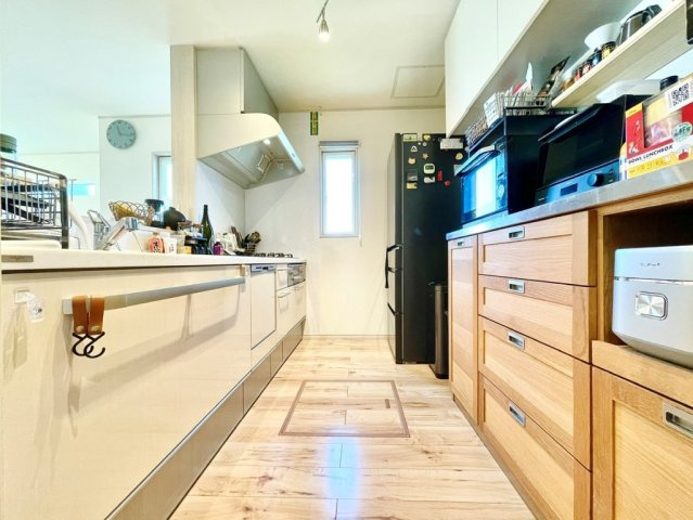 お部屋の大きな窓から差し込む自然光が優しく届く、明るく爽やかなキッチン。心地よい風も通り抜けやすく、調理時のにおいもこもりにくいため、いつでもクリーンで気持ちの良い空間をキープできます。