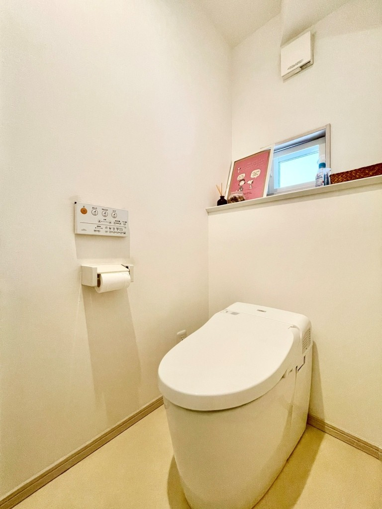 衛生的で年中快適に使用できる温水洗浄便座付きのトイレ空間。便座をいつでも清潔に保てるだけでなく、お掃除がしやすい形状になっており、日々のちょっとしたお手入れのストレスを大幅に軽減してくれます。
