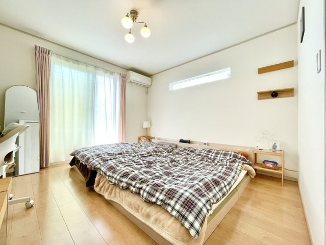 大型のベッドを配置しても圧迫感のない、ゆとりある広さを確保した洋室。1日の疲れをゆったりと癒す主寝室にふさわしく、落ち着いたインテリアで静かなプライベートタイムを演出できる快適な空間です。