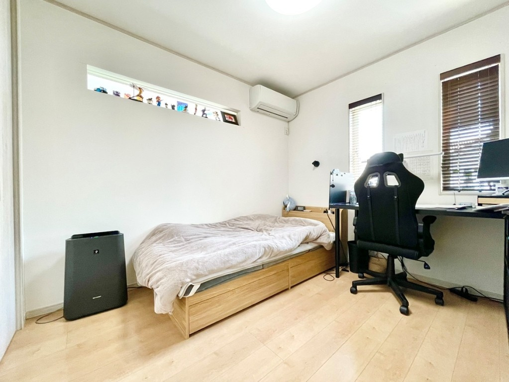クローゼット完備で整理整頓が習慣化しやすい、子供部屋に最適な洋室。勉強デスクやベッドを配置しやすい綺麗な形状で、お子様の成長に合わせてインテリアの模様替えも柔軟に楽しめる工夫された設計です。