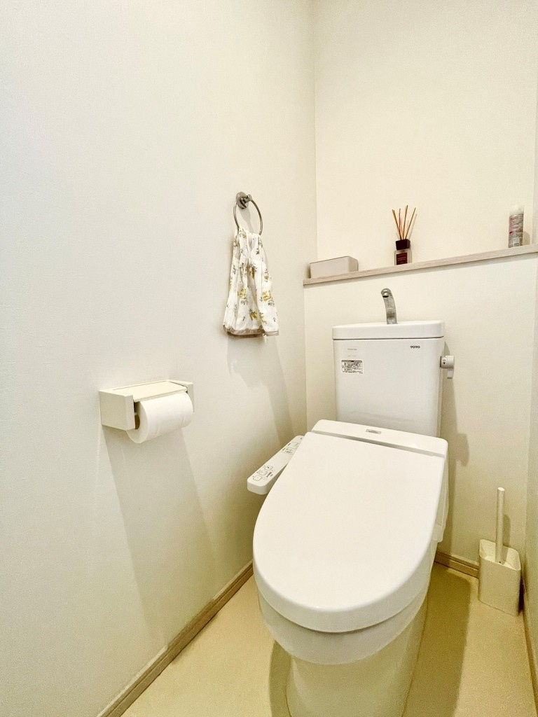 衛生的で年中快適に使用できる温水洗浄便座付きのトイレ空間。便座をいつでも清潔に保てるだけでなく、お掃除がしやすい形状になっており、日々のちょっとしたお手入れのストレスを大幅に軽減してくれます。