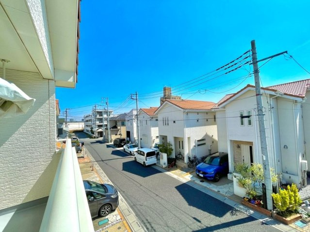 前面道路や隣地との距離が十分に確保されており、圧迫感を一切感じさせないすっきりとした眺望。カーテンを開けても外からの視線が届きにくく、開放的なプライベート空間を安心して満喫できます。