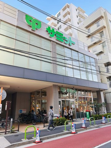 サミット　徒歩1分（正確には20秒ぐらいで着きます）　