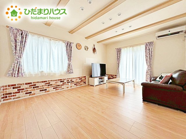 太陽の日差しがたっぷり入るリビング☆　家族の笑い声が響く、一家団らんにふさわしいリビングです(^^♪