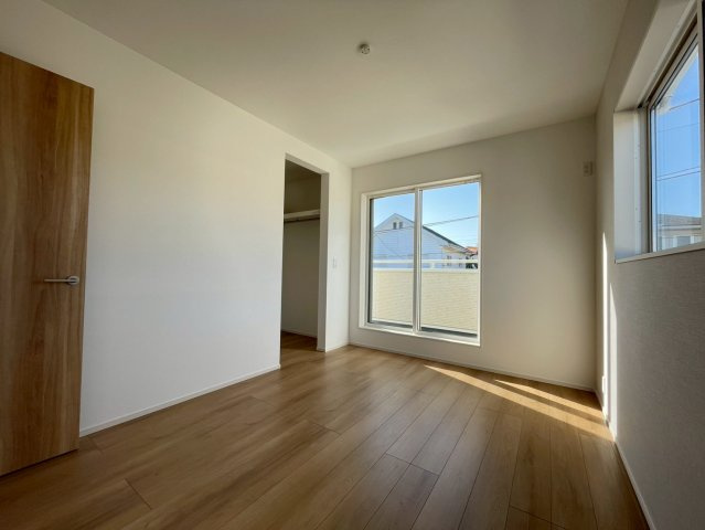 6帖の洋室からもバルコニーにも出られます。