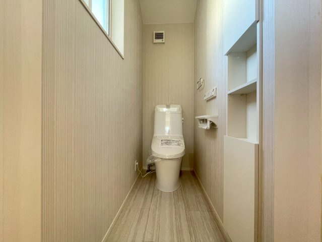 2階トイレには窓がついているので明るいです。