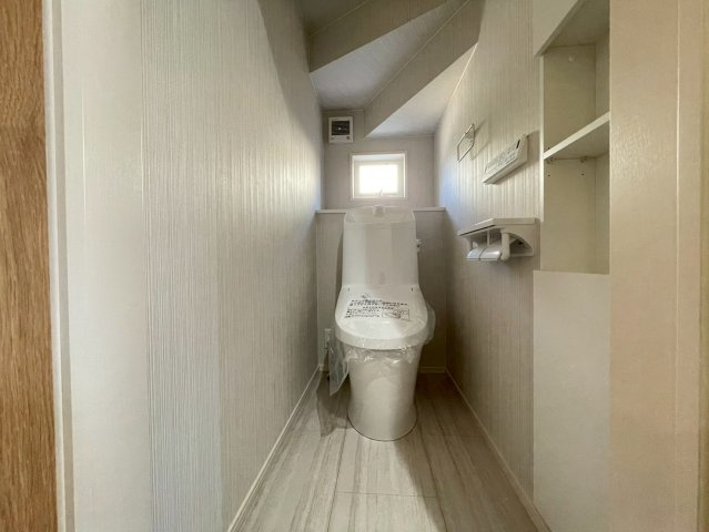 1階トイレは階段下で収納もついています。