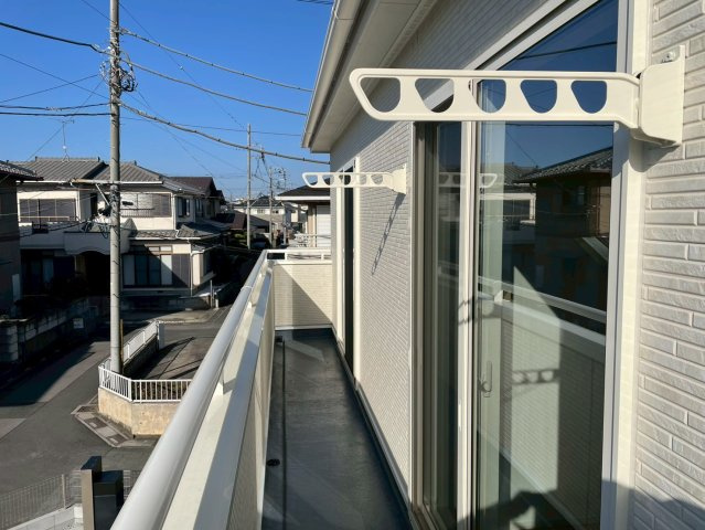 南向きのバルコニーは陽当たりも良く洗濯物やお布団が沢山干せます。