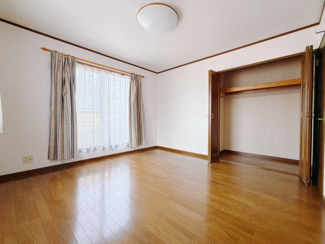 ■主寝室｜広い寝室ならインテリアも自由自在にお楽しみいただけます♪お外から帰ってきた後は寝室でゆっくり自分の時間をお過ごしください。