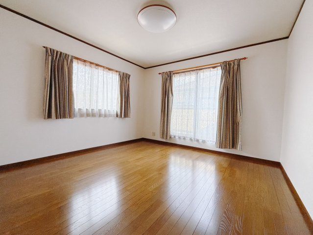 ■主寝室｜ベッドやテレビなどの大き目の家具を置いても余裕のある広々主寝室です♪家事やお仕事にお疲れなパパ・ママがゆっくりと過ごせる空間です♪
