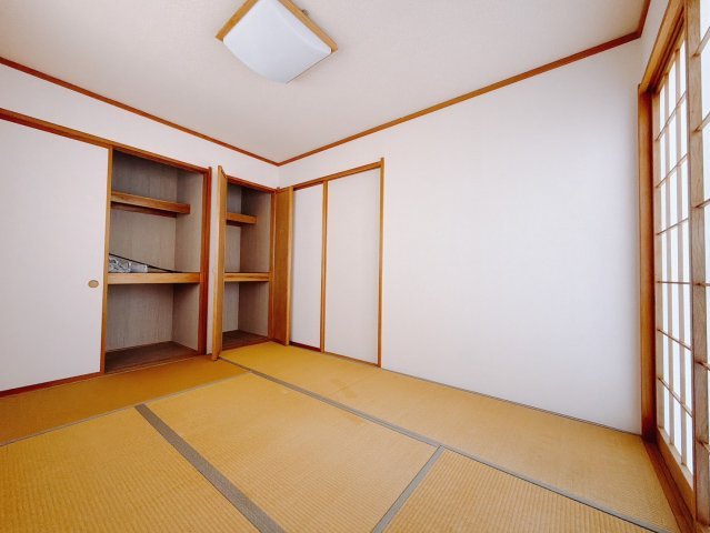 ■1階和室｜意外と場所をとるアイロンがけや、お洗濯物を畳むときにも広々と使うことができ、ちょっと一休みしたいとき、すぐに横になれるのも魅力です♪