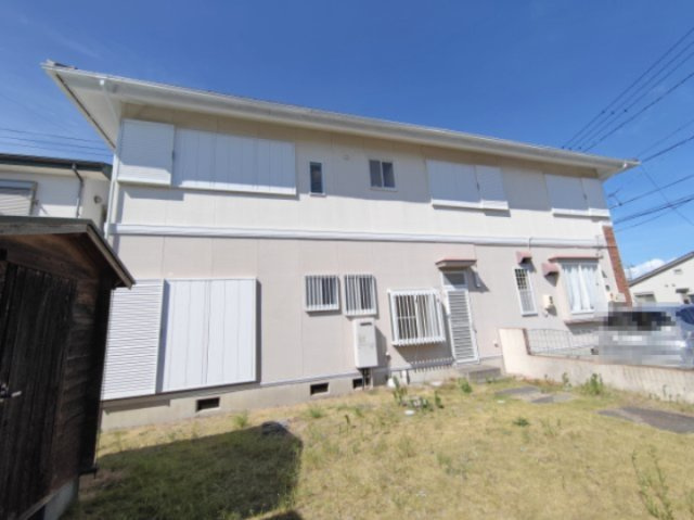 陽当たりの良いゆとりある敷地が魅力！明るく開放的な外観の大型住宅で、のびのび暮らせます。