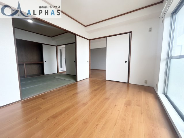 南側洋室にはたっぷりの採光が入り、お部屋の雰囲気を明るくしてくれます♪