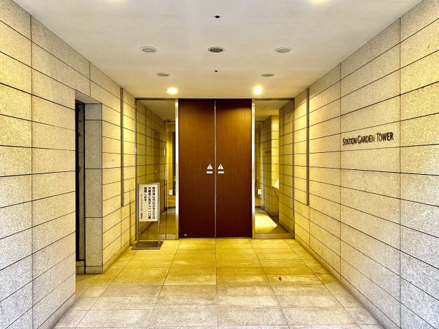 【エントランス】マンションのエントランスは、その物件の印象を決める、顔とも言える場所です。毎日通る場所ですからきれいなのが一番です。エントランス内はオートロックですので暮らしの安全も確保されています。