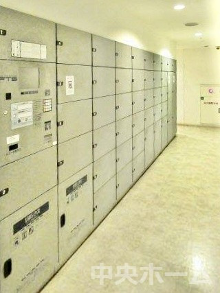 【宅配ボックス】在宅時・不在時に関わらず、居住者の代わりに非対面で宅配物を受け取ってくれる便利な設備です。わかりやすくご説明致しますので見学時にはお部屋だけではなく共用部分もぜひチェックしてください。