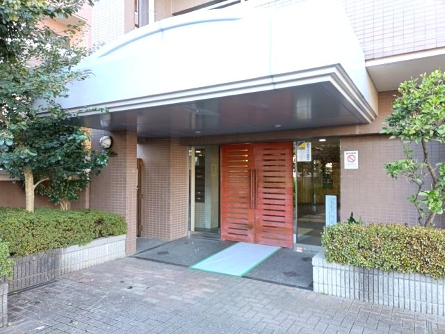 【エントランス】　樹木の緑に囲まれたエントランス。