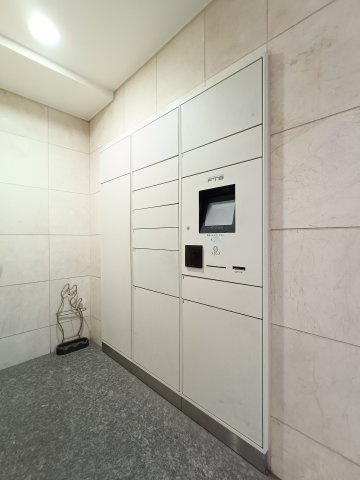 【宅配ボックス】　不在の時間が多くても、いつでも荷物の受け取りが可能です。